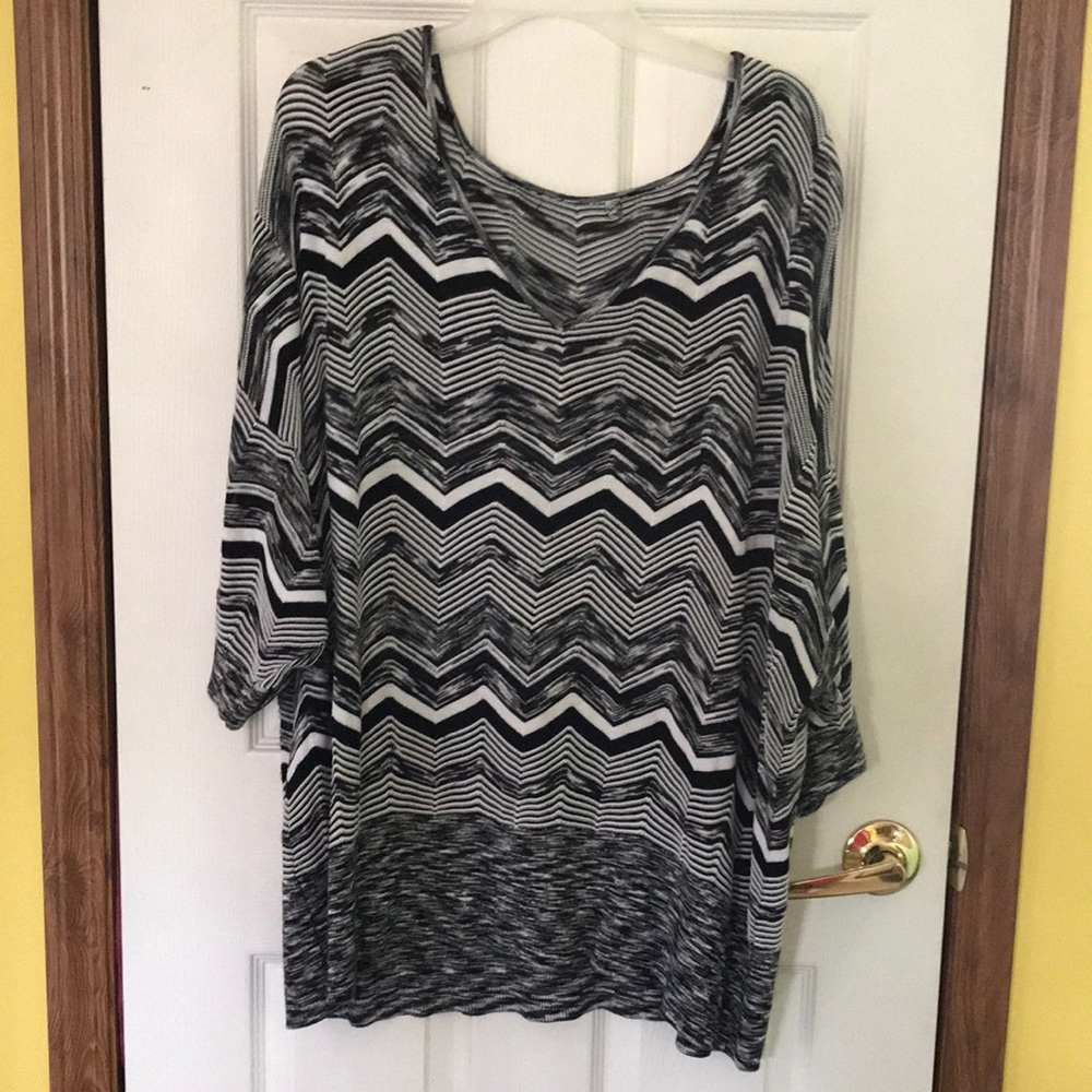 Black & White chevron design top